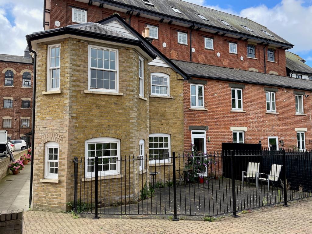 Lot: 160 - THREE-BEDROOM DUPLEX PROPERTY IN CONVERTED MILL COMPLEX - View of the rear of the property and courtyard